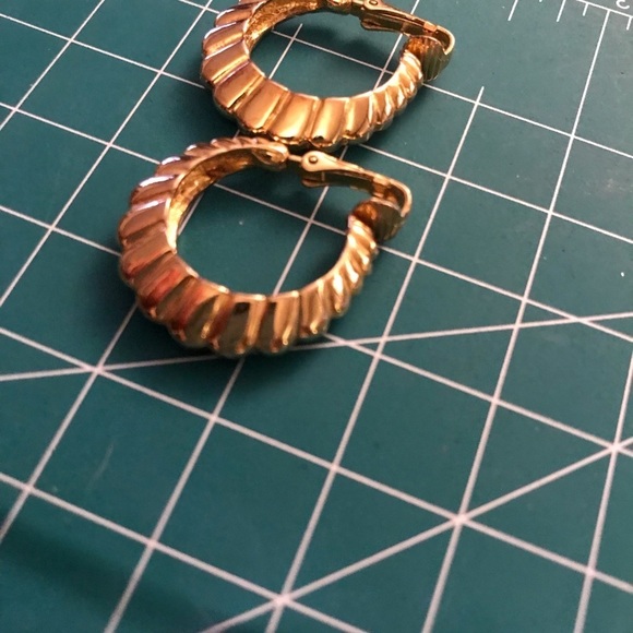 VINTAGE 80’s gold tone clip on hoop earrings - Picture 2 of 6